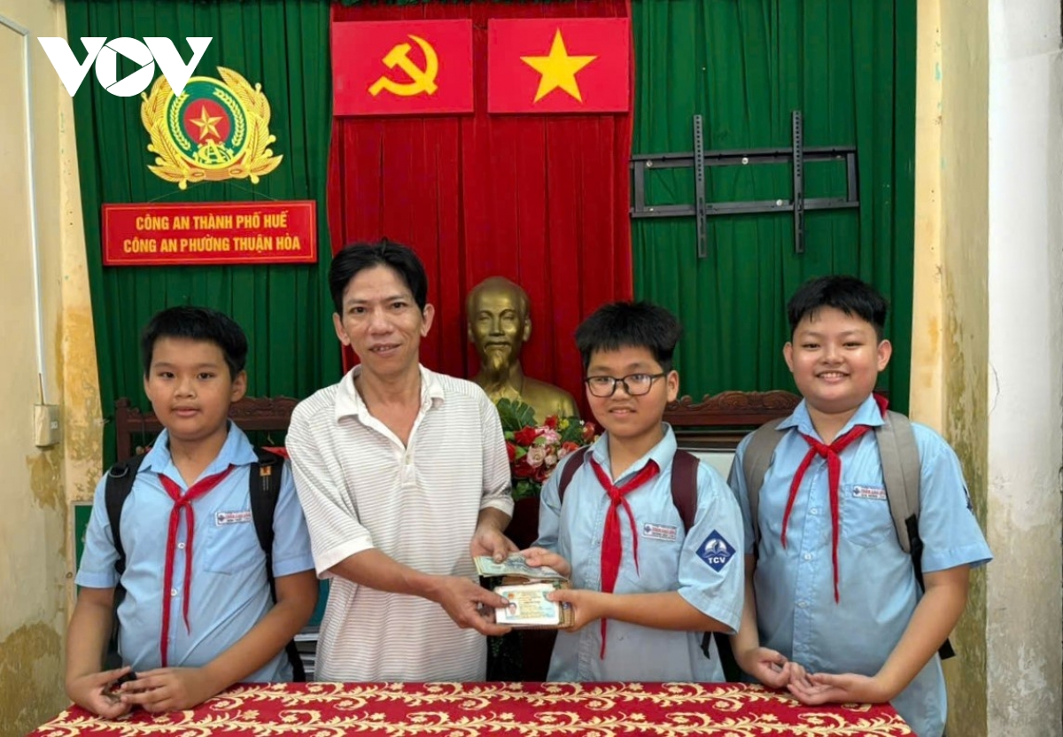 3 học sinh nhặt được của rơi trả người đánh mất